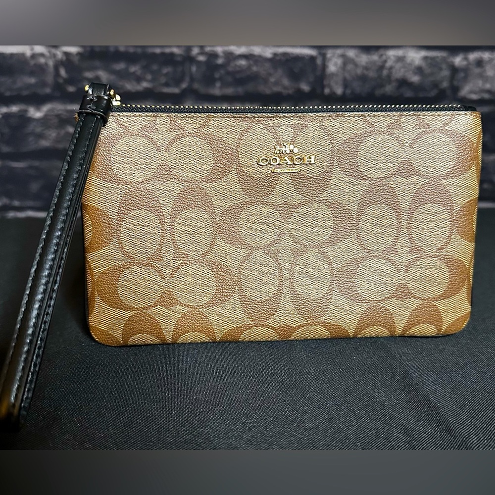 Coach wallet barely used, looks almost new